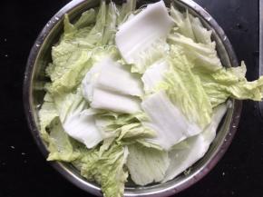 首先将大白菜的菜梗和菜叶分别分开撕成小块，然后放入大盆中，加上没过食材的清水，再放入2小勺食盐，稍微搅拌均匀，静置浸泡15分钟左右；