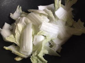 继续放入切好的白菜菜梗，大火爆炒；