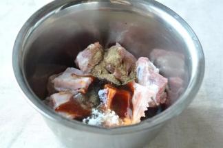 2根据口味加入耗油、生抽、盐、白糖、黑胡椒粉、cook100孜然烤肉料白糖不要多，主要起到提鲜、着色； 