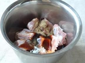 2根据口味加入耗油、生抽、盐、白糖、黑胡椒粉、cook100孜然烤肉料白糖不要多，主要起到提鲜、着色； 