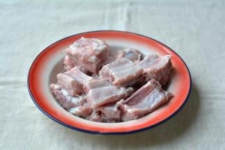 1排骨反复清洗几遍；