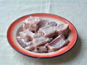 1排骨反复清洗几遍；