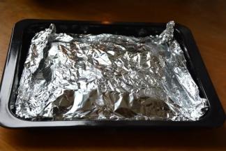 5 表面再覆盖一张锡纸，将四周与下面的锡纸捏合严实；