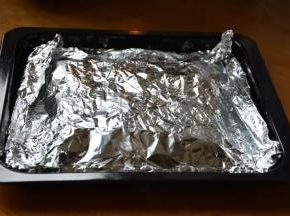 5 表面再覆盖一张锡纸，将四周与下面的锡纸捏合严实；