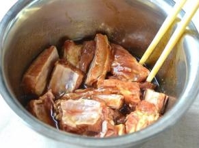 3 将调料与排骨拌匀，入冰箱冷藏腌制2小时以上，中途搅拌两遍，便于入味