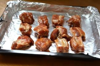 4 腌好的排骨码放在铺了锡纸的烤盘上，腌排骨的料汁不要倒掉；