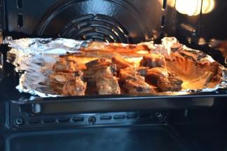 8 放入烤箱，烤7分钟左右，表面干燥，并 且着色。 