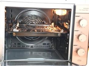 6 送入预热好的烤箱，200度，预热20分钟；