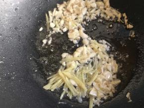 锅中倒入适量食用油，倒入蒜末、姜丝翻炒均匀，炒出香味；