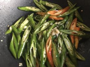 倒入青椒翻炒均匀；