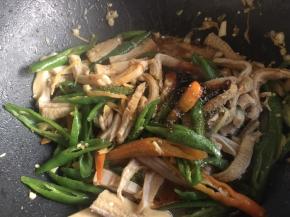 牛肚丝和配料一起翻炒均匀后，再依次加入食用盐、生抽、蚝油、鸡精继续翻炒，直至牛肚上色即可；