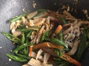 牛肚丝和配料一起翻炒均匀后，再依次加入食用盐、生抽、蚝油、鸡精继续翻炒，直至牛肚上色即可；