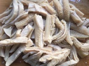 将煮好的牛肚捞出放凉，然后切成细条状；