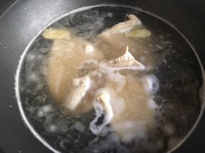 锅中倒入适量清水，把牛肚冷水下锅，再倒入料酒、姜片，搅拌均后开大火煮沸，大约煮5分钟左右然后捞出洗净；