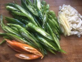 青椒切成圈状、姜块切丝、蒜切碎；