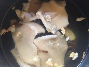 将洗干净的牛肚放入电饭煲中，再加入八角、香叶、姜片，倒入清水末过牛肚，选择炖煮功能；