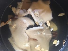 将洗干净的牛肚放入电饭煲中，再加入八角、香叶、姜片，倒入清水末过牛肚，选择炖煮功能；