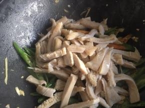 炒至青椒断生后，倒入牛肚丝继续翻炒；