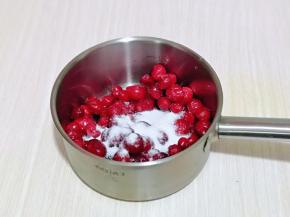 将蔓越莓放入奶锅中，加入白砂糖。