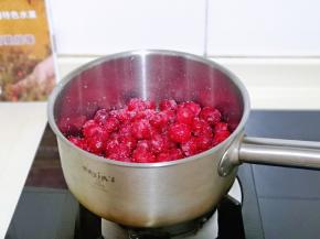 上煤气，最小火，慢熬，用铲子不停翻拌。