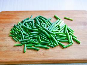 首先将蒜薹洗干净，切段。