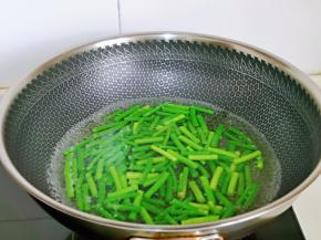 焯水，锅中水烧开后，下蒜薹段，大火烫1分钟，捞出过冷水，再淋干水分备用。