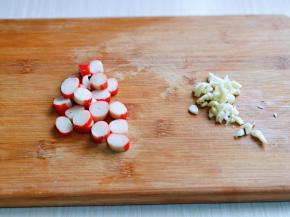 蟹肉棒，丸子，蒜切好。