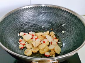 起油锅，加入蒜炒香，下蟹肉棒，丸子，木鱼花煸炒。