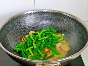 加入焯水的蒜薹，按个人口味加入盐，十三香。