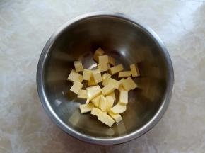黄油切成小块，放到盆子里软化