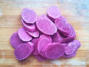 紫薯清洗干净，削掉外皮，切成1厘米厚度的大小