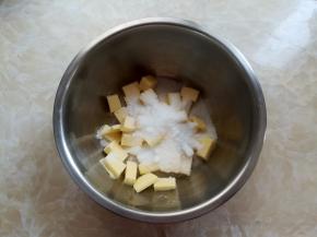 黄油里加入白砂糖，