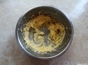 用电动打蛋器先低速再中速打发黄油，打发到顺滑，体积变大