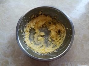 用电动打蛋器先低速再中速打发黄油，打发到顺滑，体积变大