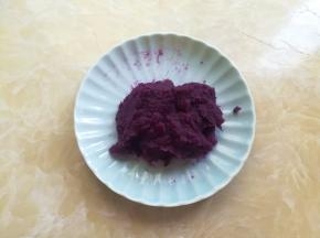 取适量的紫薯，加入牛奶搅拌成紫薯泥，取100克出来备用