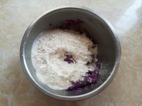 低筋面粉过筛后加到盆子里