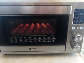 紫薯饼干放到烤箱中层，设置上火160度下火170度烤25分钟，烤到紫薯饼干边缘有些变黄就熟透了