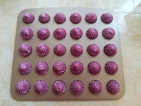 准备一个裱花袋，装入18齿裱花嘴，把紫薯面糊装到裱花袋里，垂直的挤到模具上。裱花嘴可以换成其他的款式，也可以挤成喜欢的任意形状