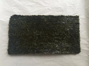大的海苔对半剪开，3张海苔剪了6块出来