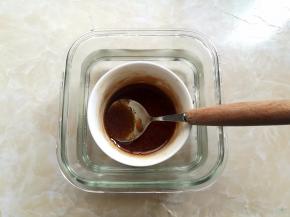 把麦芽糖、细砂糖、生抽和蚝油放到一个小碗里，隔热水搅拌融化成糖浆。麦芽糖一定不能少，同事说之前用蜂蜜代替麦芽糖，做出来是软的，黏性不够