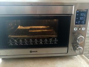 把海苔放进烤箱中层，上下火90度烤10-15分钟。温度不能太高，不然就糊掉了