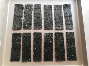 烤好的海苔夹心脆出炉放凉一下，切成合适的大小