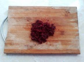 蔓越莓切成筷子尖大小的颗粒，蔓越莓可以换成葡萄干、芒果干或者猕猴桃干，都要切碎一些