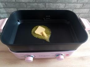 准备一个平底锅，烧热锅放入黄油，中火加热到黄油融化，不需要让它沸腾