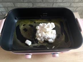 黄油融化后，放入棉花糖，用硅胶把棉花糖翻炒到融化