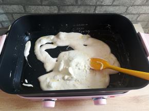 加入奶粉和盐，快速翻拌均匀，加点盐可以降低甜度。奶粉可以用全脂奶粉，也可以用脱脂奶粉或者2段以上的宝宝奶粉