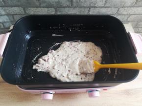 快速地翻拌均匀。这个时候不要关火，转最小火保持加热