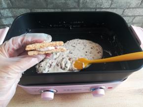 把另一块咸蛋黄方块酥饼干贴到刚才那块饼干上，稍微压一下，不要太用力，别压碎了