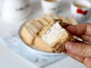 方块酥饼干有好几个口味，最好吃的是咸蛋黄的，喜欢的朋友也可以试试