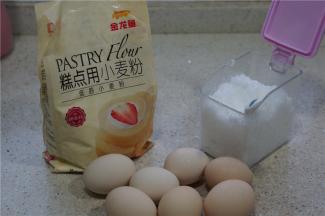 蛋糕片的用料：金龙鱼糕点用小麦粉160克，鸡蛋7个，白糖100克
